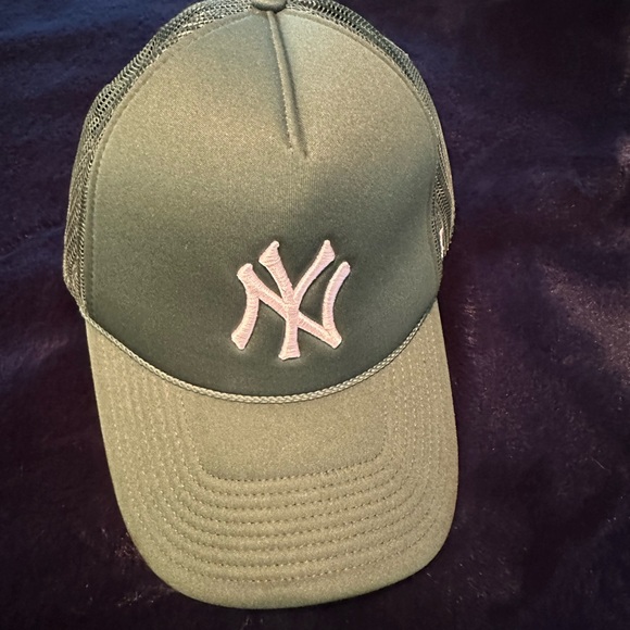 NY Yankees Green Trucker Hat – Urban Outfitters Exclusive - Picture 2 of 6